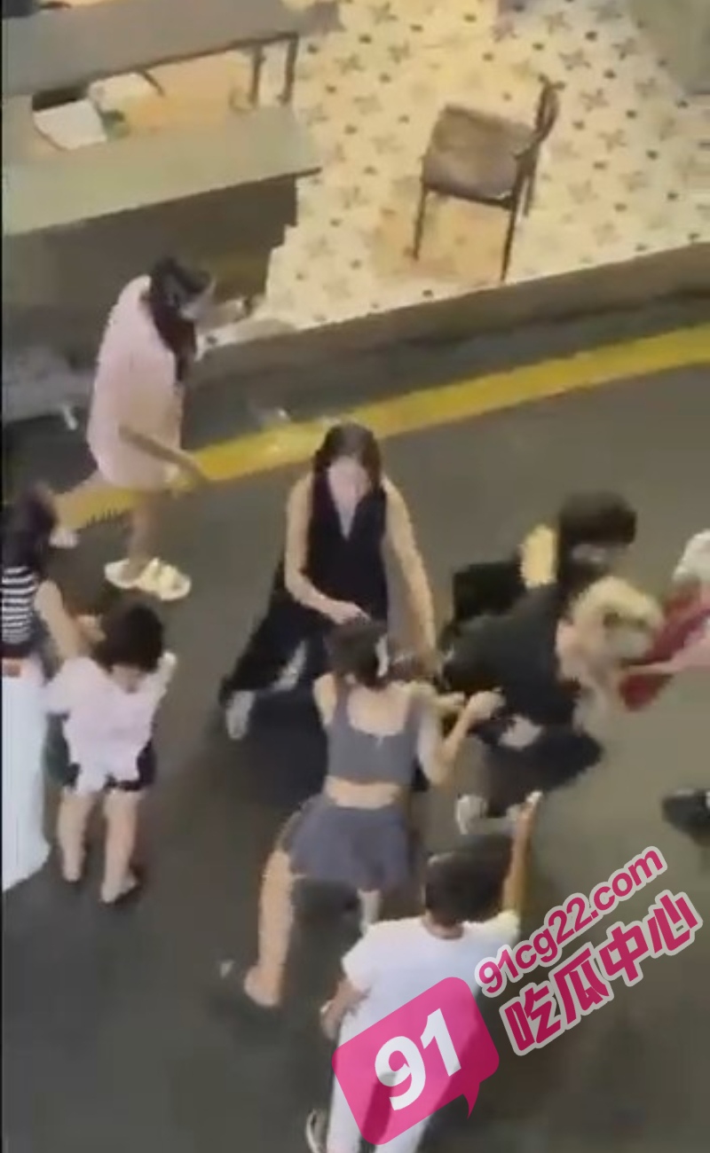 广州宵夜档醉酒口角 精神小妹被围殴 男友救场惨遭群殴 这个就是爱情