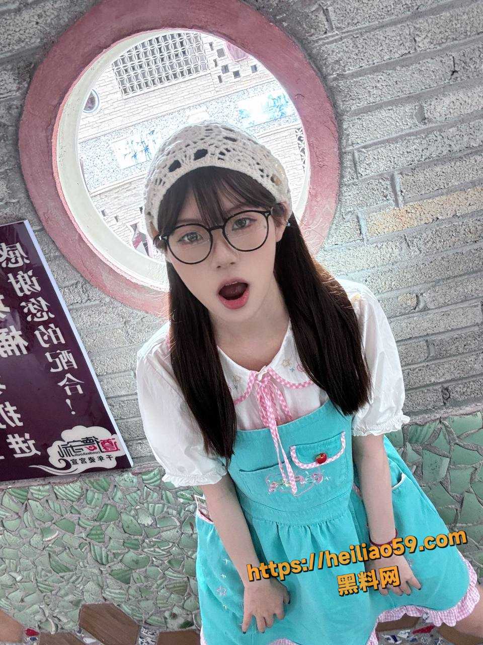 上海高颜值美女 黄叶 网上与网友自慰裸聊 清纯嫩妹秒变饥渴母狗！