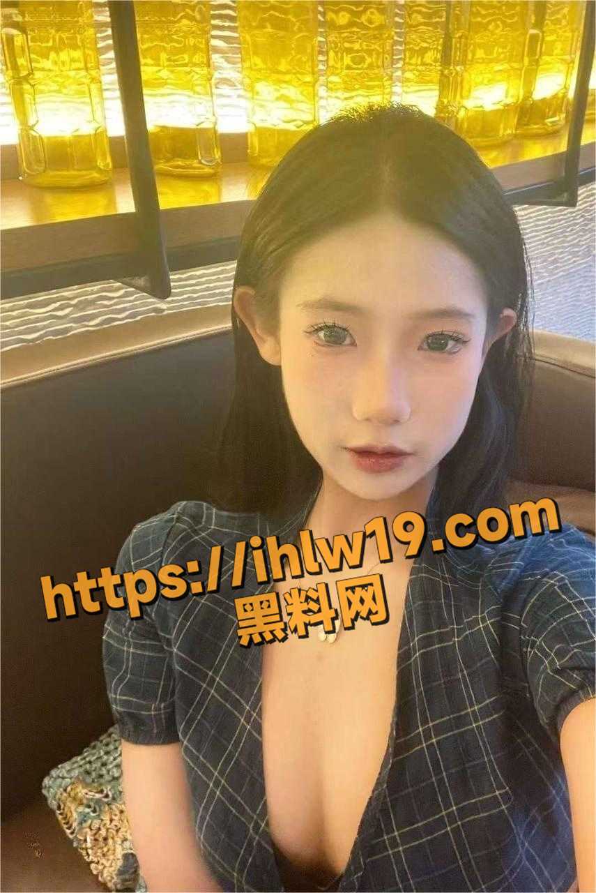 自驾游遇到的仙气小美女 随便喝点酒就开始舌吻 床上与生活中反差十足！