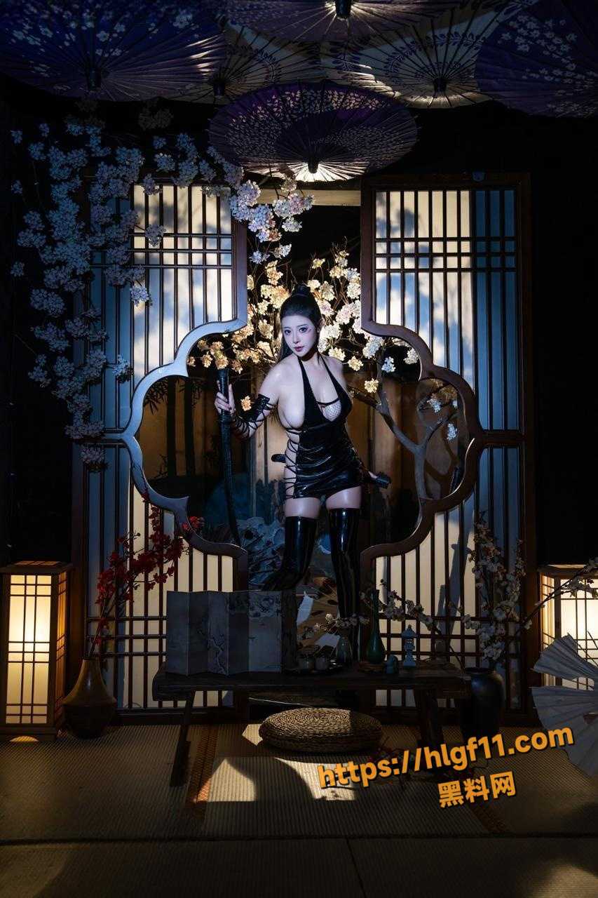 顶级颜值福利姬 奈汐酱 最新付费写真束影 她身着紧缚黑纱 曲线毕露 眼神撩人！