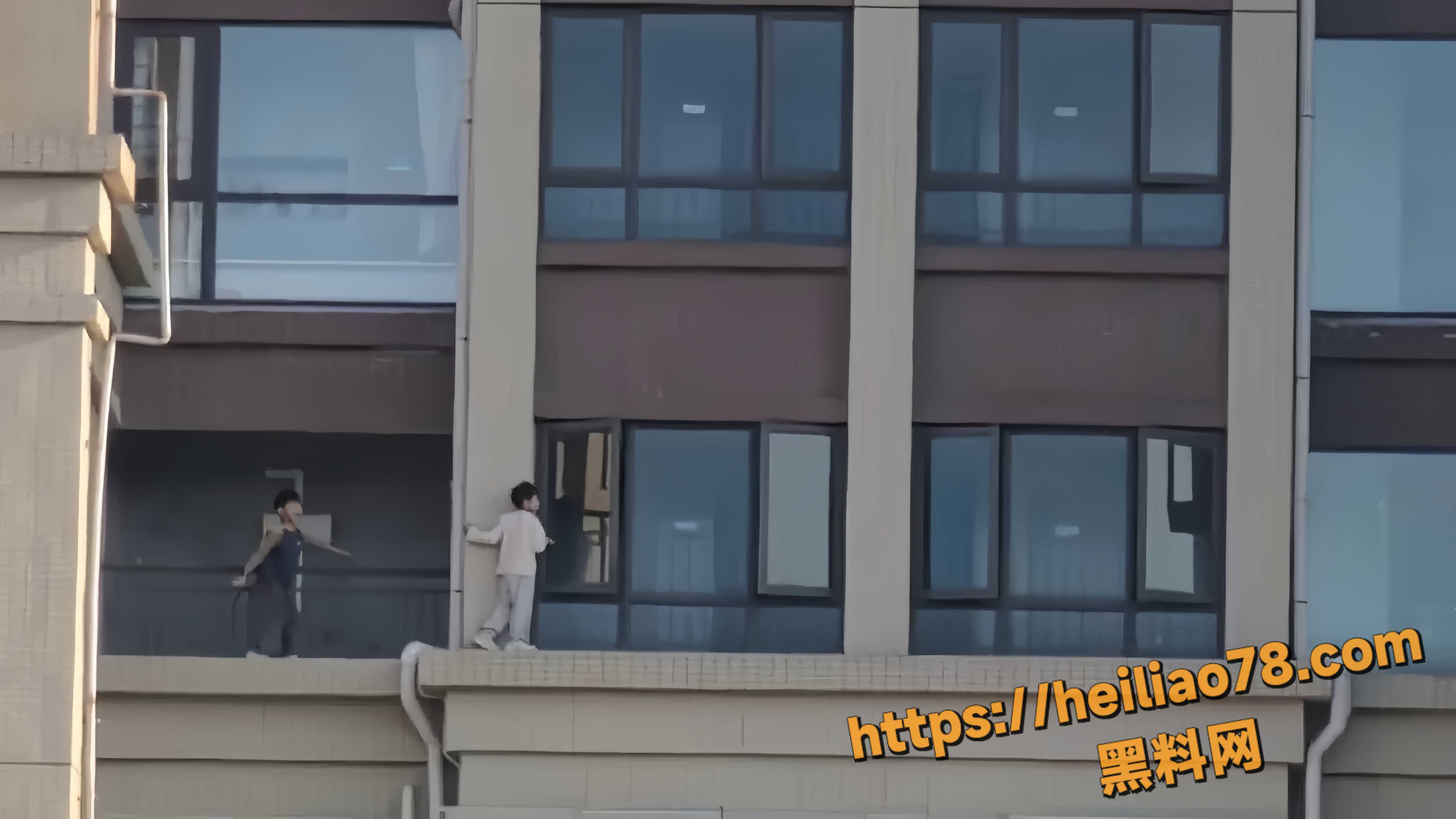 惊魂一刻 两子孩高空边缘大胆行走 万丈深渊旁玩得超嗨 看的人大气不敢喘
