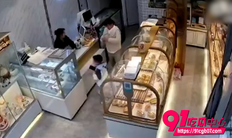 江西一孩子用手触摸蛋糕被店家好心提醒3