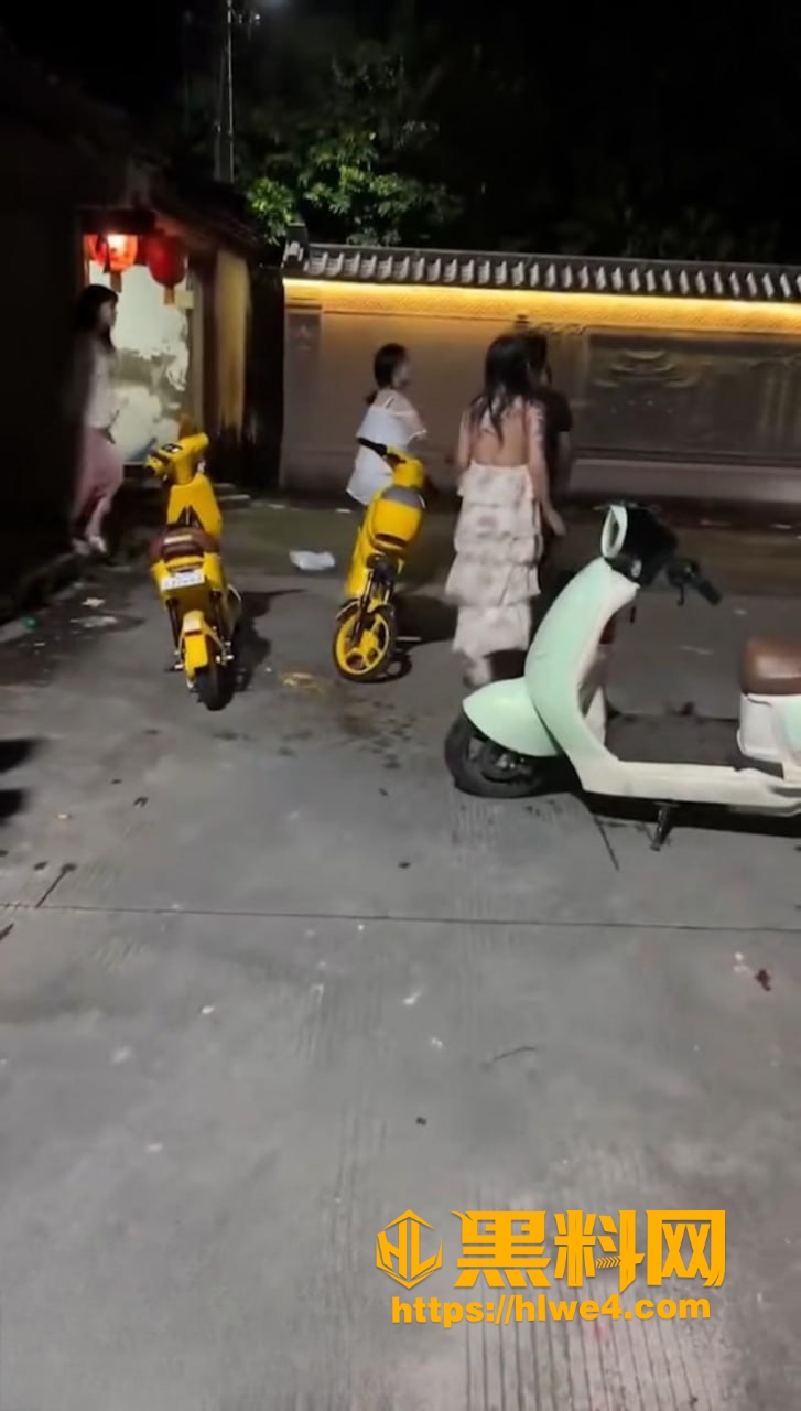 街边斗殴实拍 骑电动车大哥与一群精神小妹发生肢体冲突 现场一片狼藉