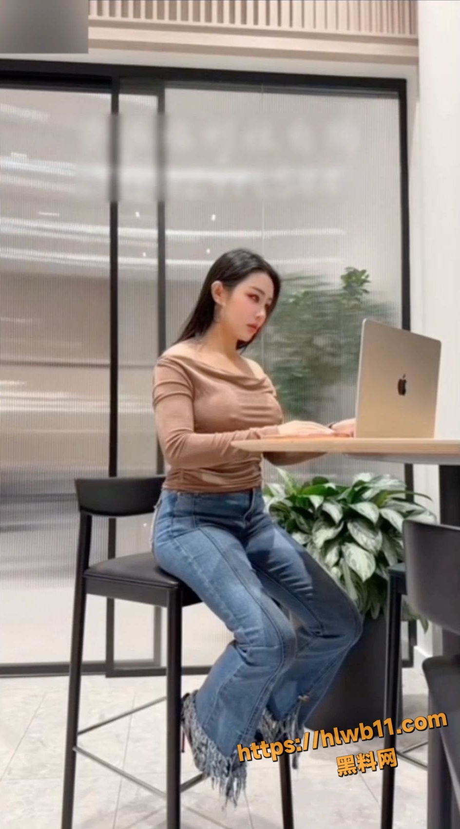 推特极品超美整活御姐 汐梦瑶 新作 舅妈抓到外甥偷穿著她的丝袜打手枪！