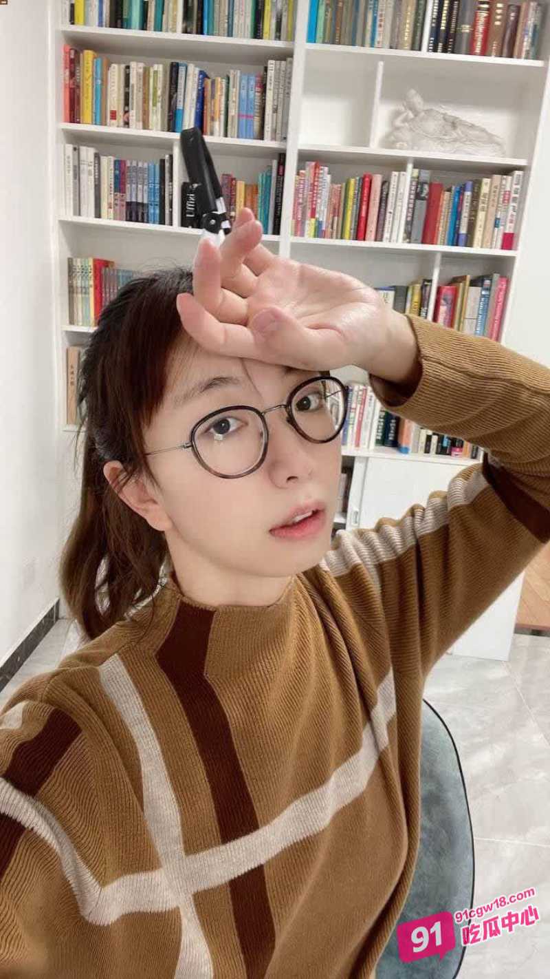 表面清纯实则床上骚浪到极点 怀孕5个月的眼镜少妇自慰视频泄密流出 配图2