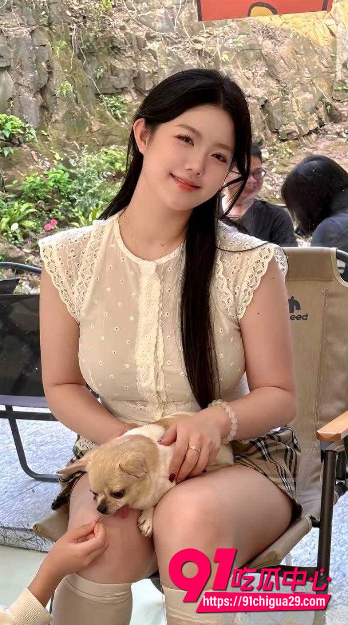 广州美术学院极品反差婊何晶 清纯艺术系女神嫌零花钱不够 直接拉男友出租屋开黄播!