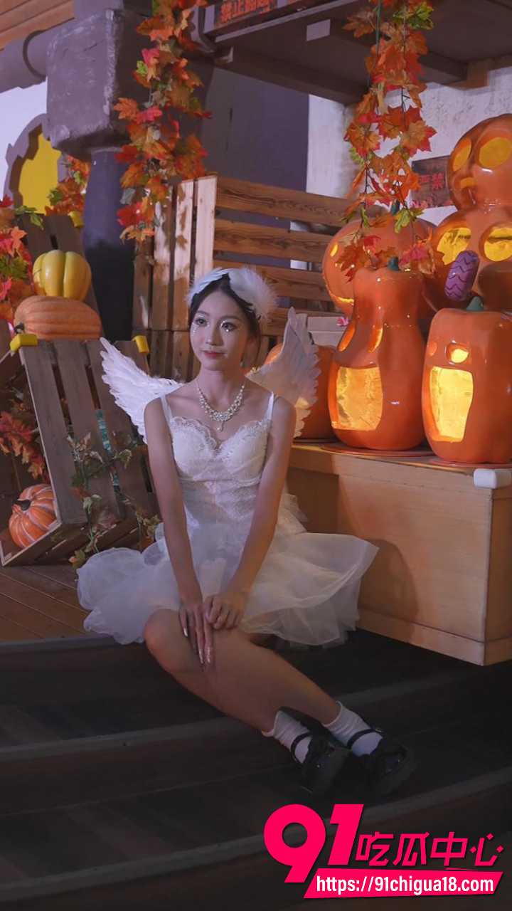 街拍抄底天使裙极品美女3