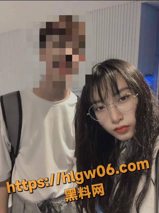 百度云泄密事件掀起网络热议，清纯小美女与男友的私密视讯意外流出，画面火辣震撼!