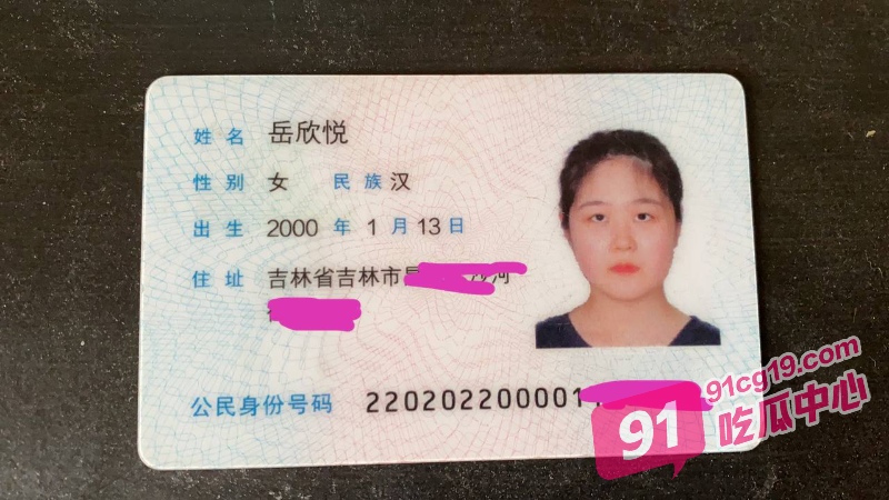 三洞齐开学生妹～稚嫩妹子在阴唇上打唇钉 三洞齐开被多屌猛插！