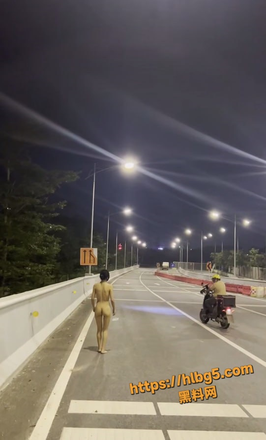 人前露出 反差熟女Cikai Moon全裸马路边露出 捡了大便宜小哥哥久久不愿意离去!