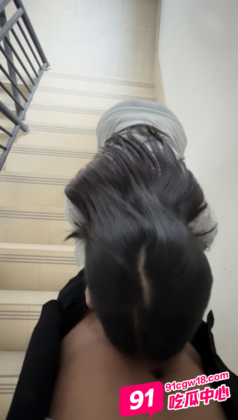 海角乱伦之和小嫂子的春天~楼道偷情黑丝肥臀嫂子 “嫂子你夹得我好爽啊” 配图2