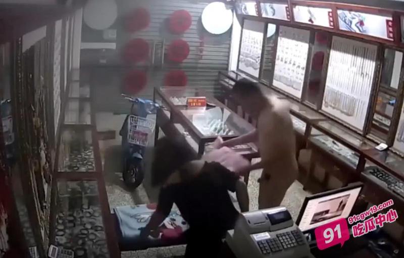 珠宝店监控破解 骚女店员勾引老板一起看黄片 看完立马现学现用~ 配图2