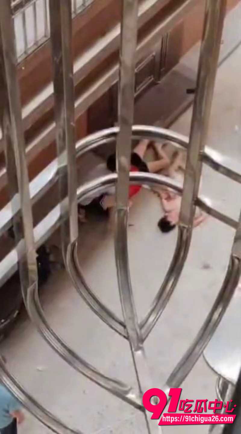 小区楼梯间小孩跳楼5