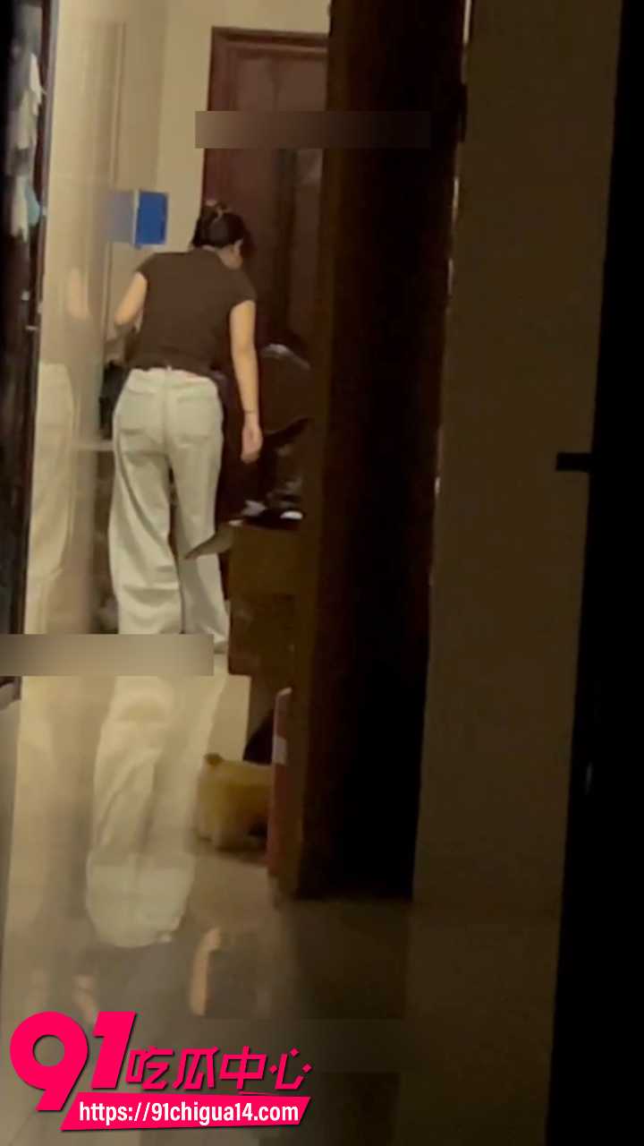 蹲守女主下班回家脱下博肯鞋蓝色棉袜1 蹲守女主下班回家脱下博肯鞋蓝色棉袜1