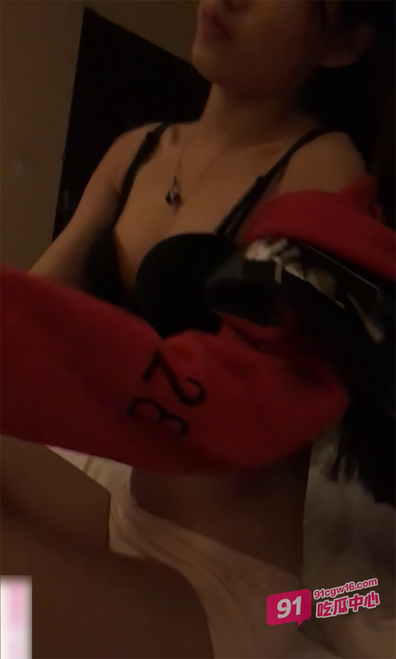 合肥大学淫荡美眉林悦思 背着男友约炮 边含着鸡巴边和男友打电话 “我在跑步呢” 配图4