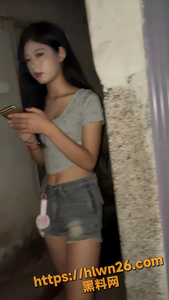 扫街实拍 精神小妹的最终归宿 这么嫩就要出来工作赚钱 道德在哪里 地址在哪里