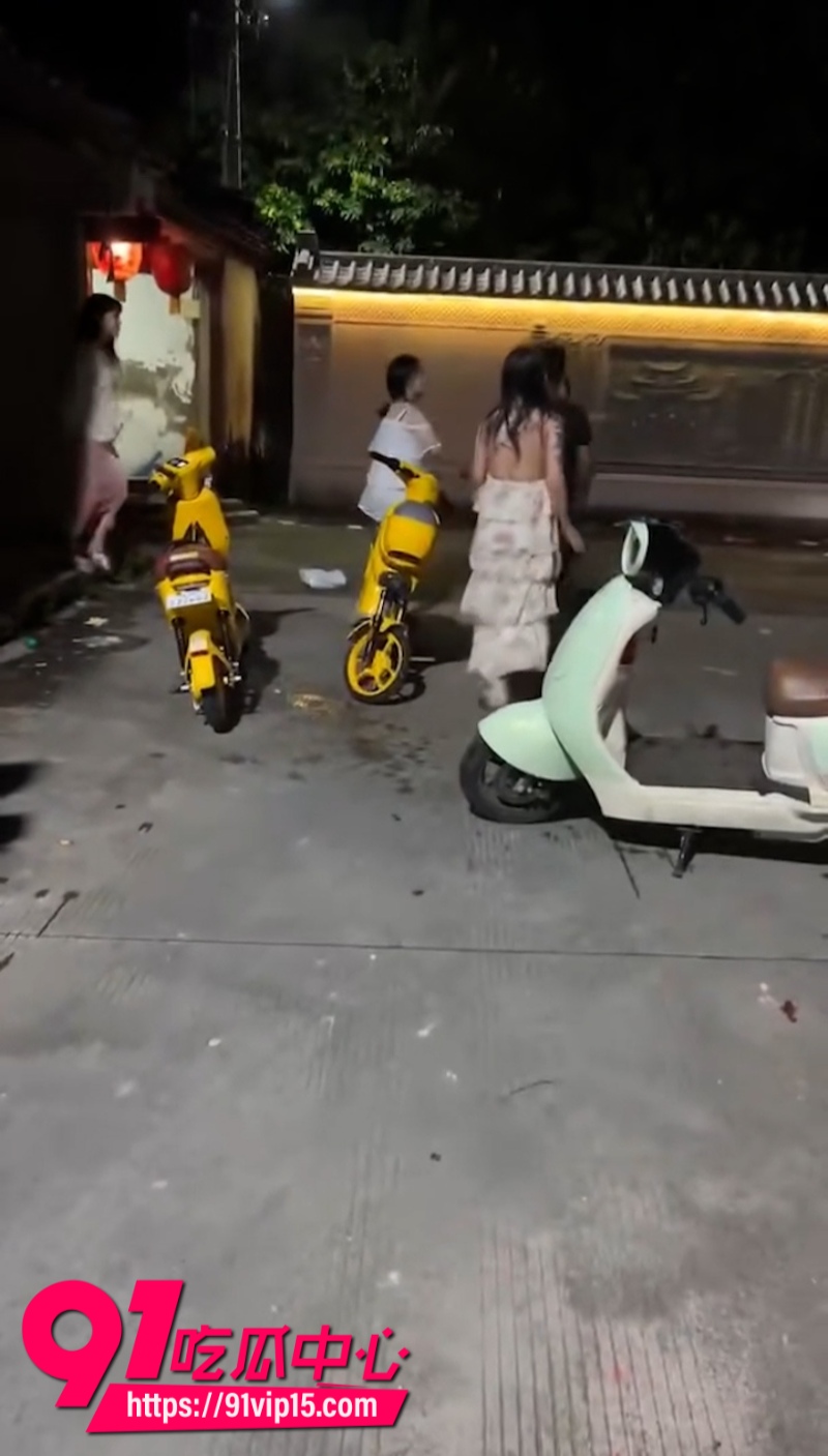 大哥跟小仙女发生冲突直接当街一打四画面异常精彩4