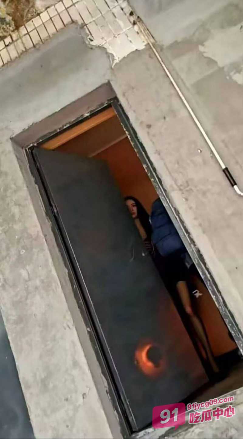 长沙鸡店美女花魁 众人排队干被帽子叔叔一锅端 这些又是谁的未来老婆呢 配图2
