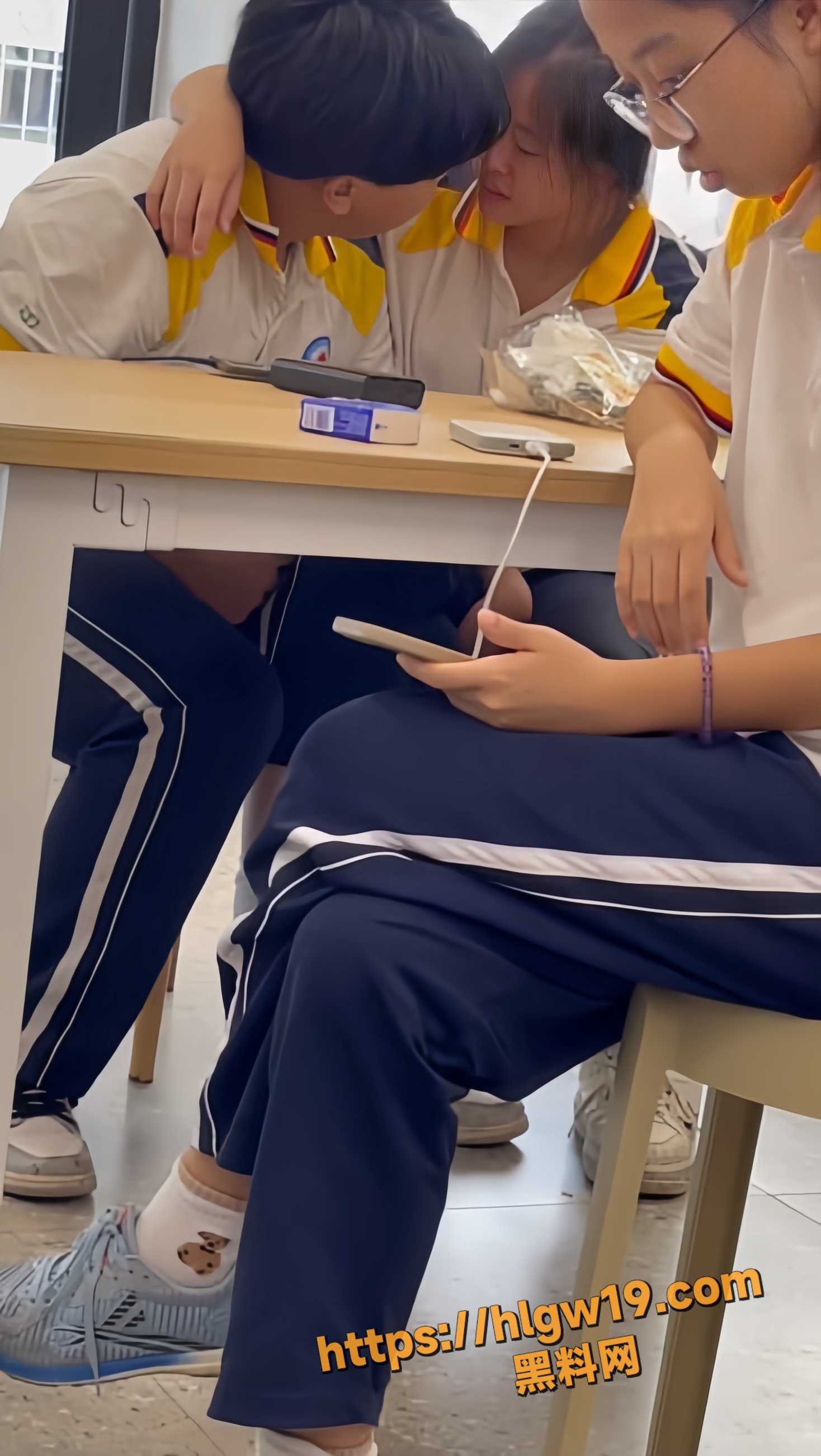 工贸学校食堂惊人一幕 学生小情侣公然互摸私处 摸奶弹鸡鸡毫不避讳 偷拍视频流出引爆全网