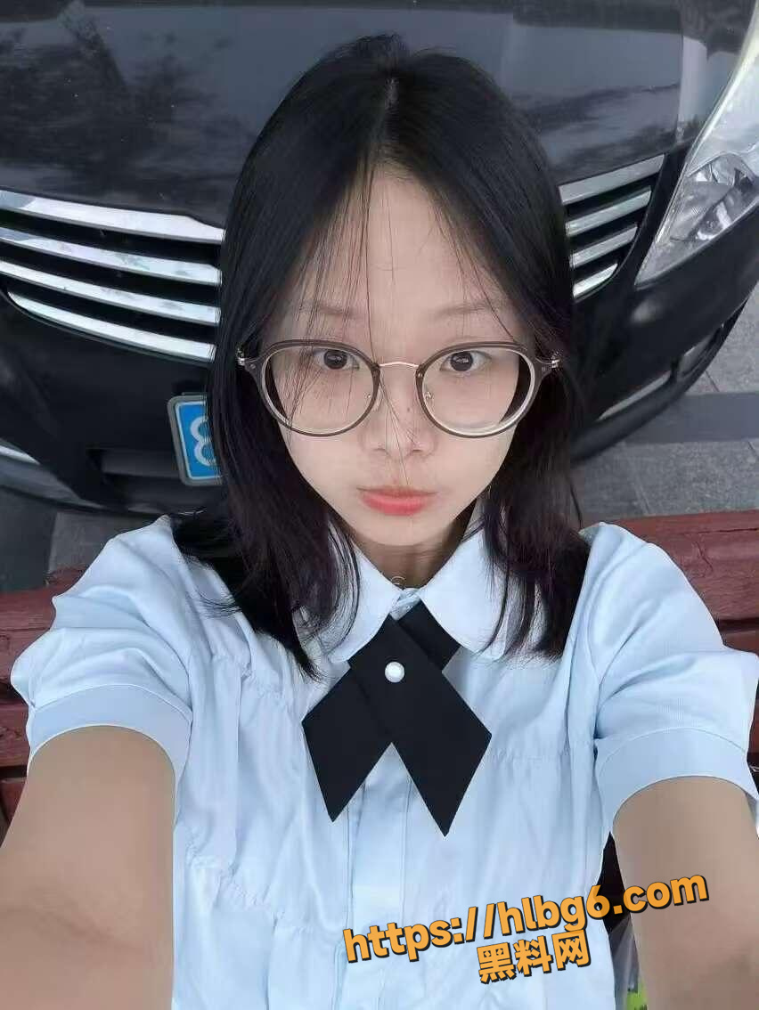 饥渴眼镜学生妹 吃鸡口交视频流出 乖巧的长相下隐藏着淫荡的内心 反差感十足饥渴眼镜学生妹