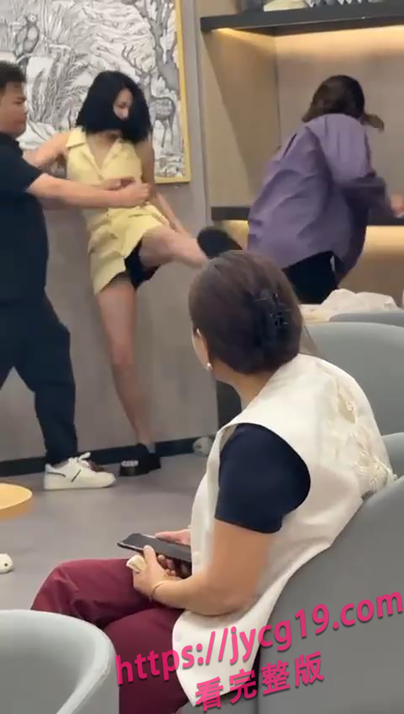 广东咖啡店抓奸翻车 原配当众撕小三场面失控 配图2