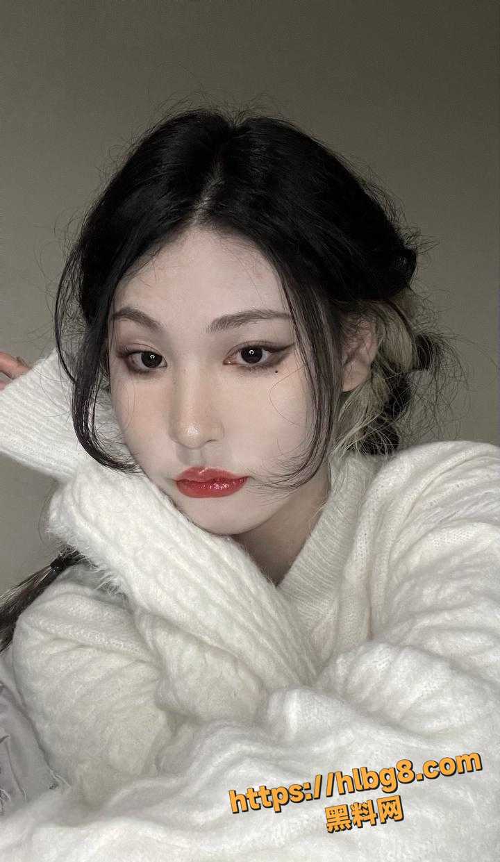 抖音极品高颜小主播 为维护大哥在线性感自摸 摸到自己都害羞了 这素颜还挺抗打的