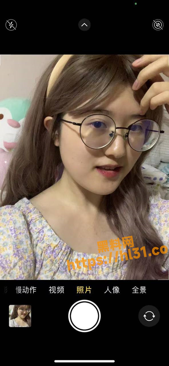 上海眼镜反差母狗有着微坦身材还有着强大的性欲！敞开双腿露出鲍鱼进行高清特写！