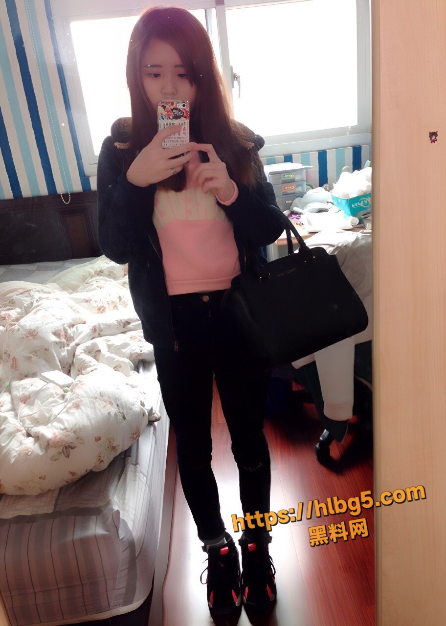 网友独家曝光出自己的反差婊前女友 谢可萱 的换衣照片和口交做爱视频 女主口交口到拉斯简直骚爆了!