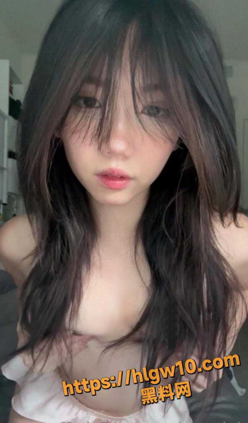AryMinh混血颜值绝美，奶子弹软肥臀扭动骚态让人血脉喷张,粉嫩骚穴淫水泛滥!