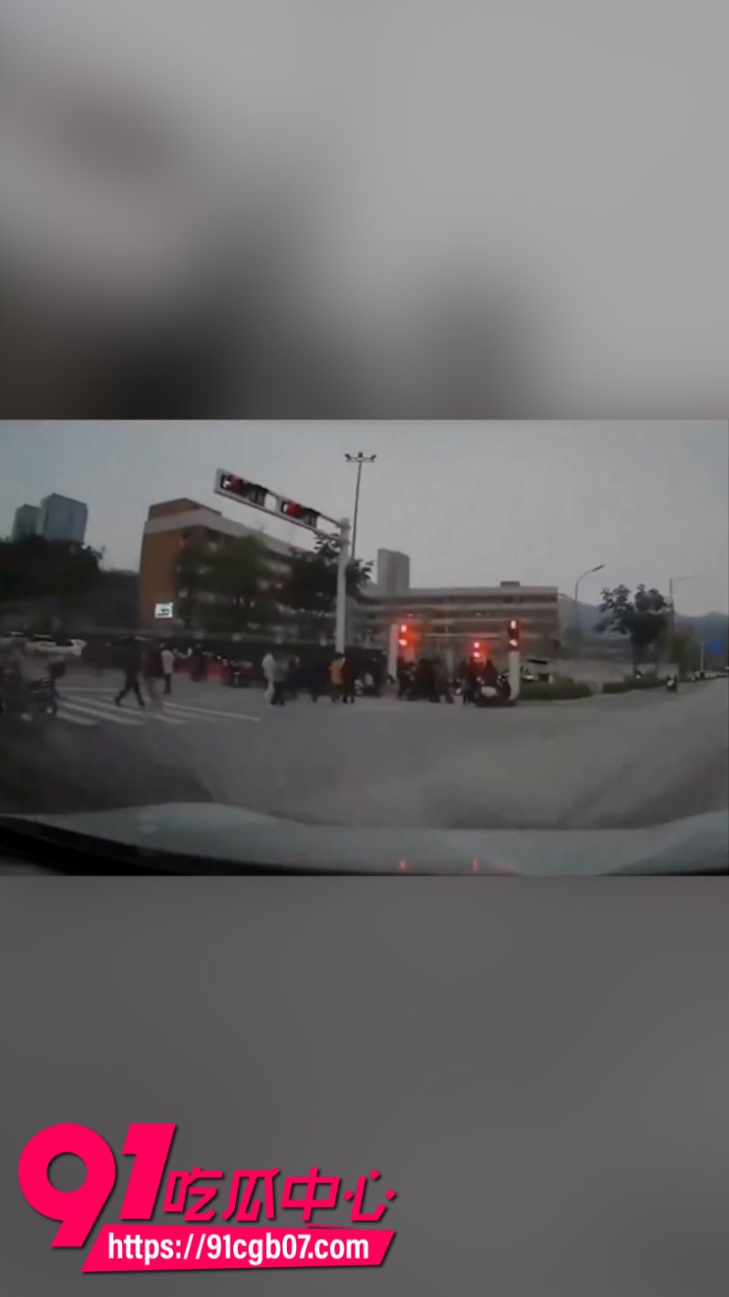湖北一辆小轿车在学校门口高速冲撞学生和家长网页素材1