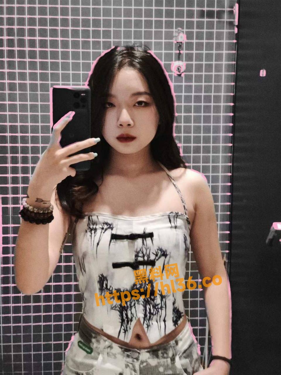 珠海职业技术学院清纯反差婊 赖欢 在外献身金主只为捞得金钱 口着鸡吧深喉怼脸实拍！