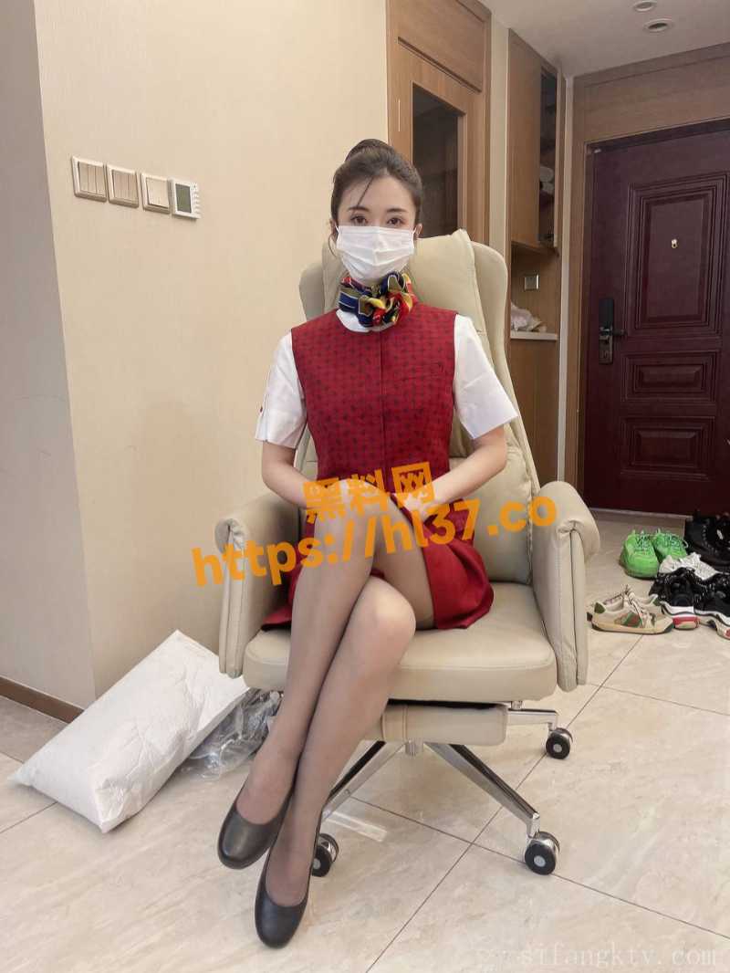 bwmz 红色空乘母狗穿着灰丝小皮鞋跪舔肉棒！在金主肉棒的加持下爽翻天际很是高潮！