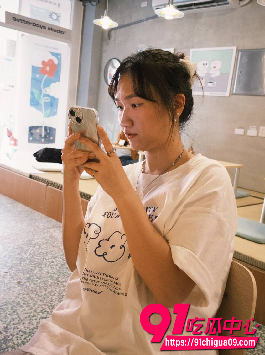 台湾小少妇和老公视频裸聊被录屏 骚妻在家与出差老公视频自慰潮喷 表情诱惑至极!