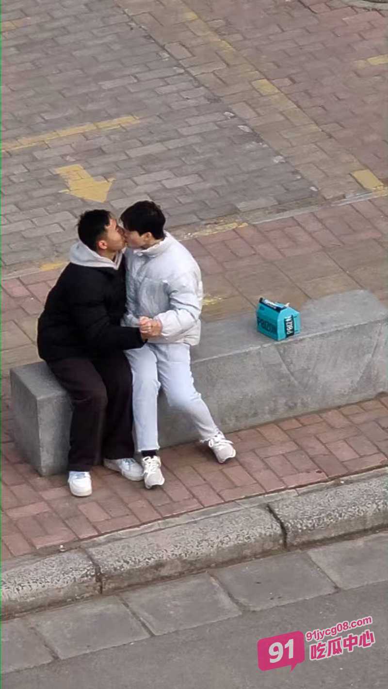 河南交通大学基佬热瓜 大白天就在学校操场激吻 还抱着转圈圈 配图2