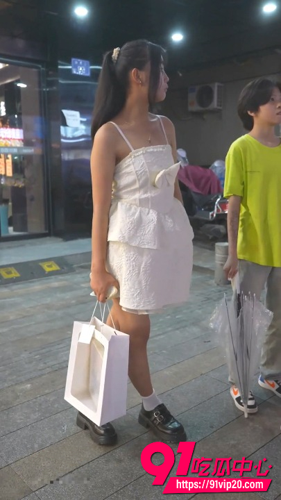 夜市步行街低角度跟踪抄底白裙美女 吊带裙下竟完全真空 微毛粉嫩小穴随步伐一张一合清晰入镜