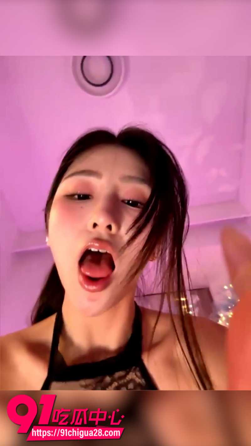 ST站极品女网黄小野猫 在线直播自慰大秀 骚女粉穴被自己扣的淫水狂喷