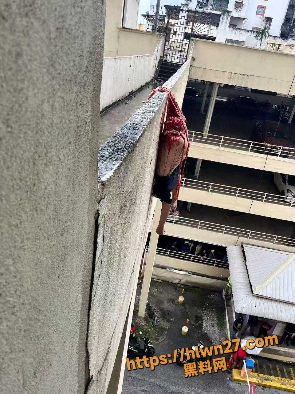 重口慎入 跳楼自杀的最终归宿 破碎的尸体散落一地的零件 拦腰截断终是进不了天堂