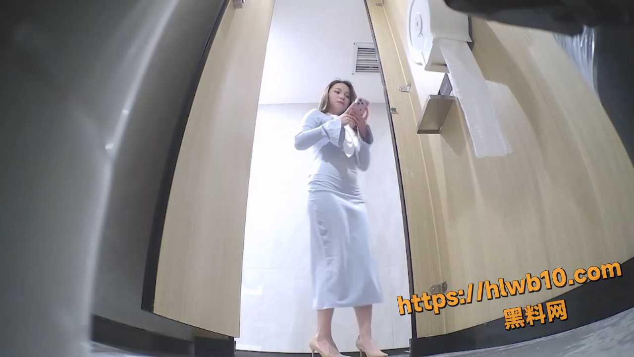 全景拍摄商城女厕的放尿瞬间 满屏大长腿目不暇接 高清放尿惊爆眼球！