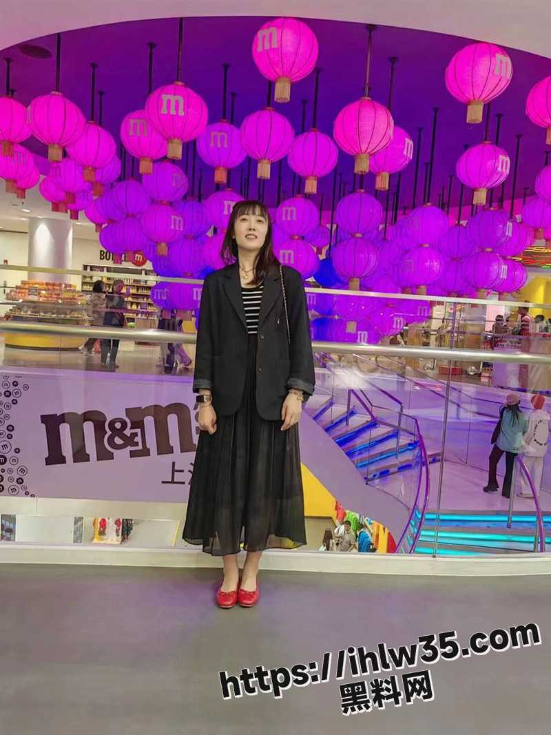 约炮山东某店服务员，带回酒店换上黑丝情趣套装，后入猛干插射，开发菊花爽翻天