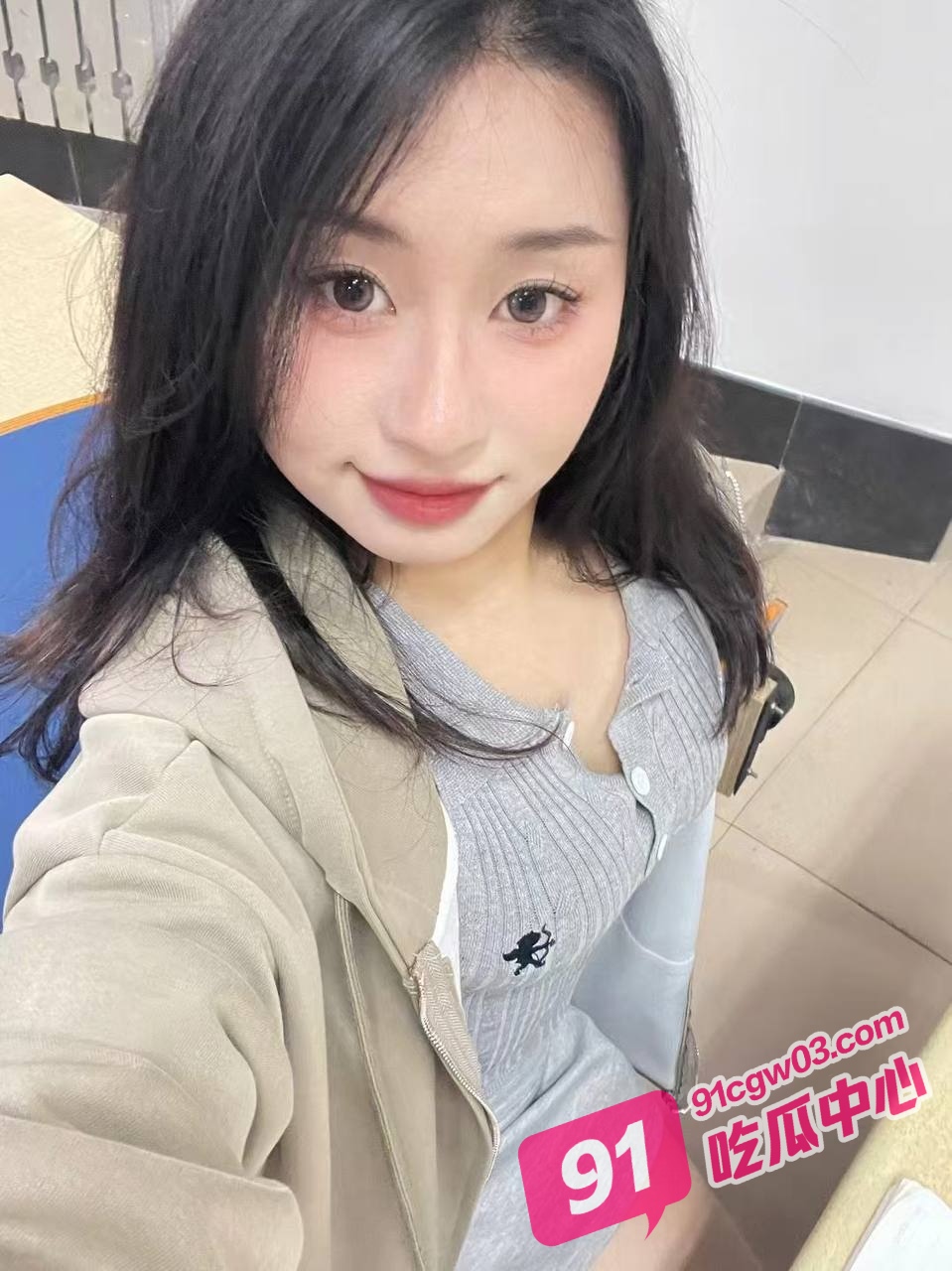 主播八月未央最新定制视频～渔网袜美女激情骚舞后掰穴展示粉嫩无毛逼！ 配图6