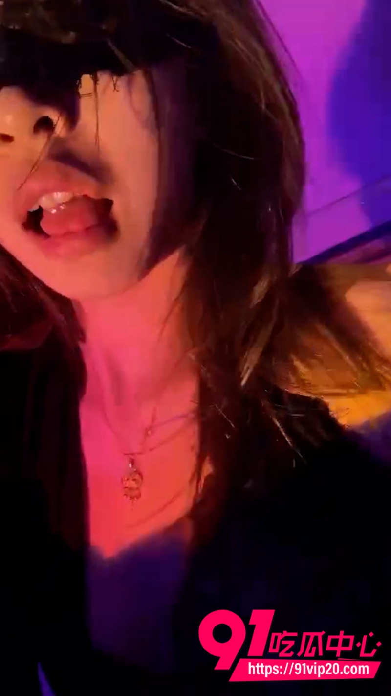 抖音男网红喂小鬼连线PK偶遇擦边博主美女露出一半身体直播当场震惊小伙0