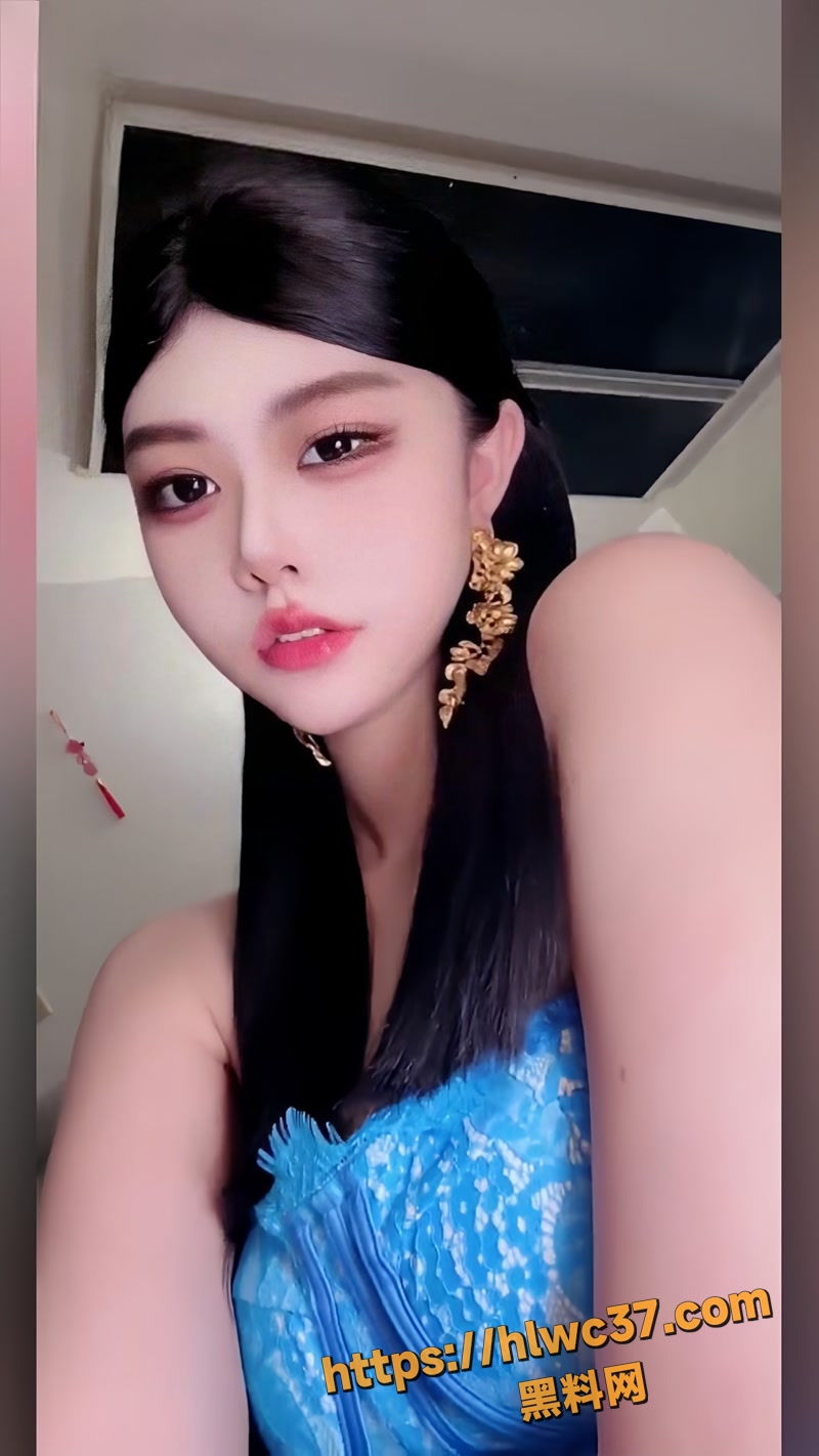 抖音极品女网红 Vkvk 私房大尺度自慰视频 吊带包裹丰满身材对镜玩弄粉嫩骚穴