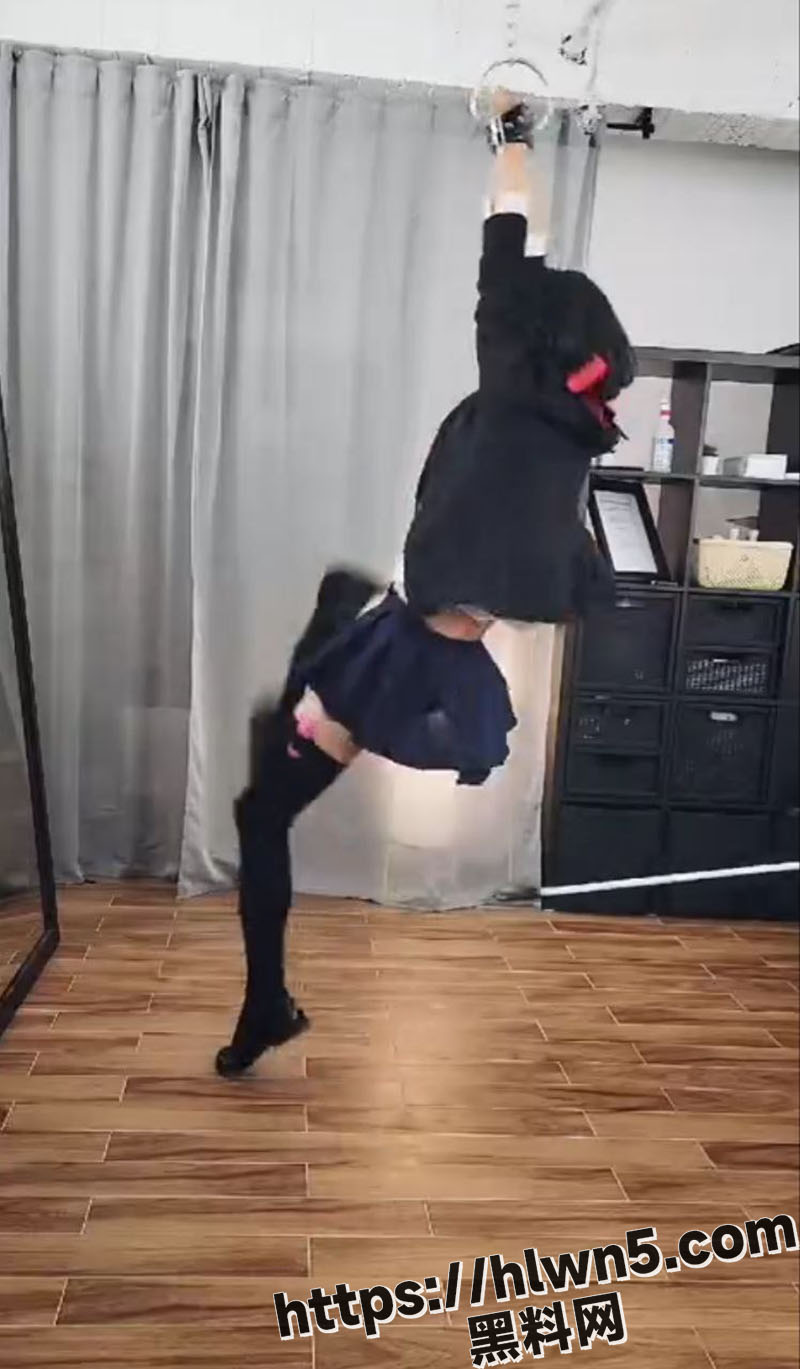 有钱人的世界咱不懂 约炮JK少女玩调教捆绑 吊起用电击电逼狂喷牛奶！