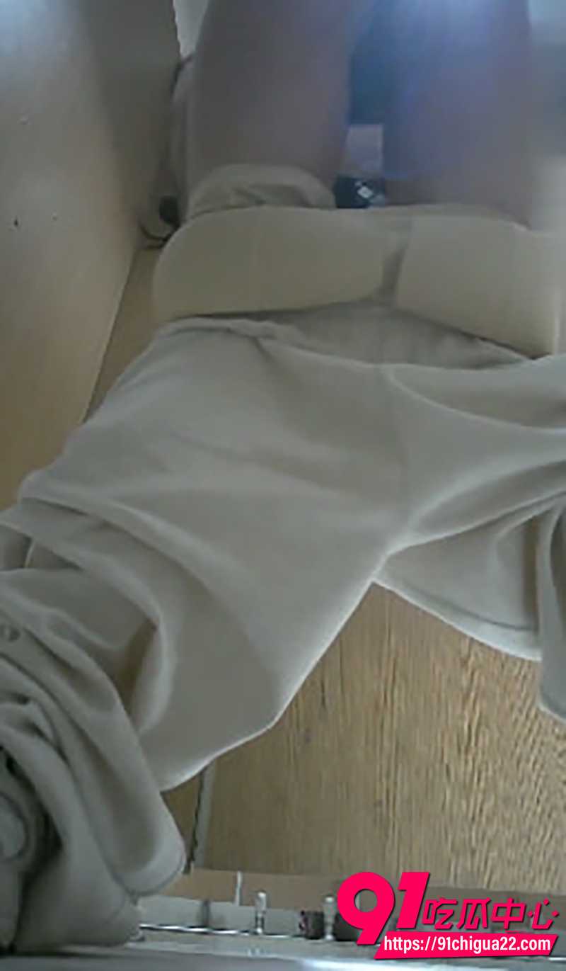 酒吧女厕偷拍 6