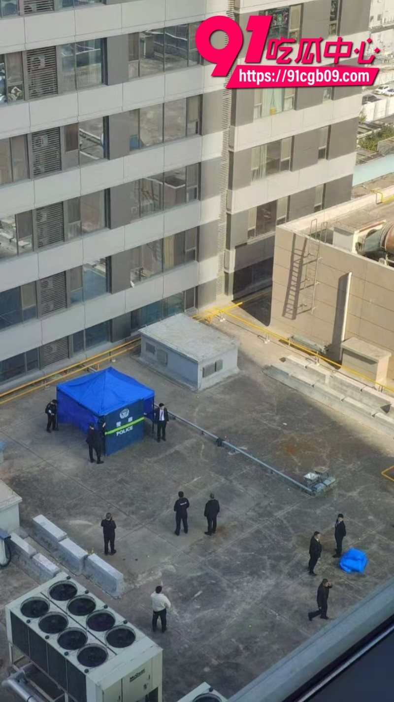 河北石家庄跳楼自杀事件全程视频曝光 20岁少女从高楼窗沿一跃而下 直接蓝布盖尸不抢救