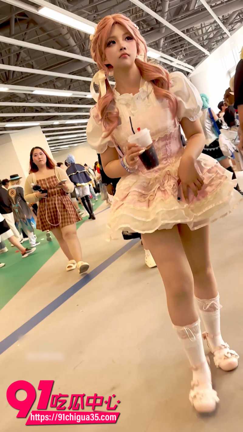 抄底大神KFC漫展尾随偷拍双马尾学生妹 纯欲学生妹白裙下的春光一览无余