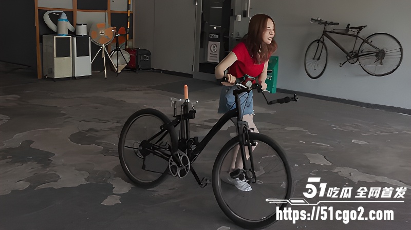 AV解说 小仓由菜 超变态玩法 魔改自慰自行车 大街上直接边骑边抽插到高潮