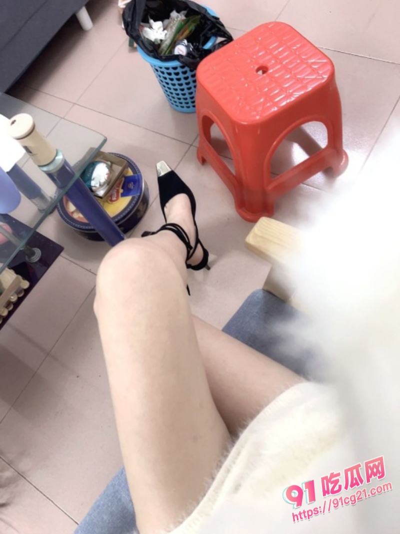 深圳龙岗人妻许昕惠 老公面前羞答答 兄弟那边骚开花！ 配图