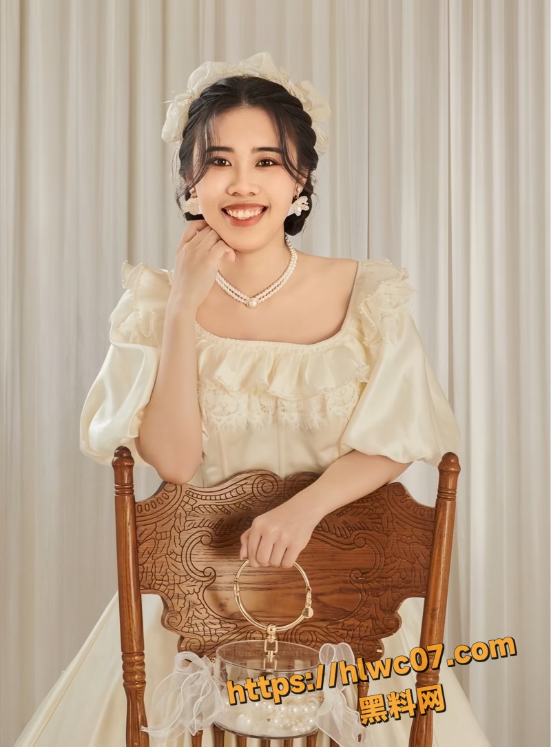 浙江杭州眼镜反差婊 李娜 和爱颜射男友流出超多面接浓精视频流出