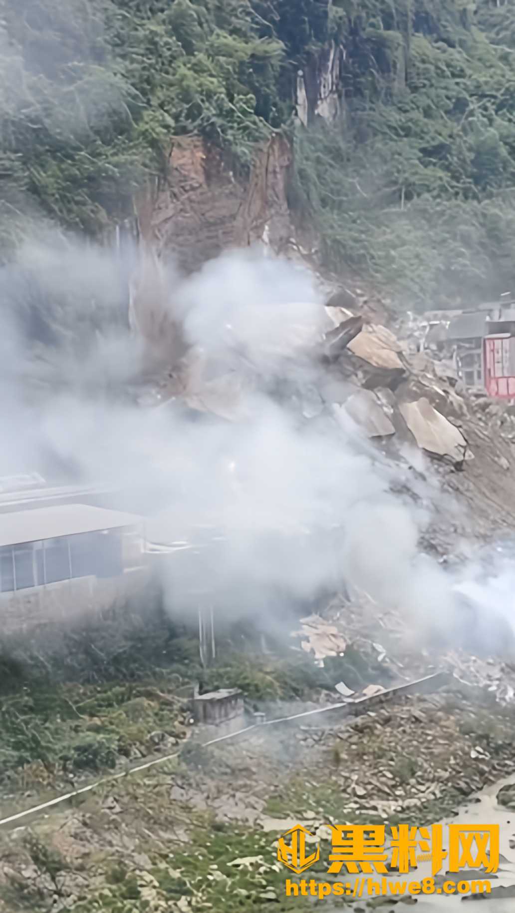 重庆彭水县 乌江三桥 山体垮塌现场视频曝光 土石滚落烟尘弥漫导致多人被困